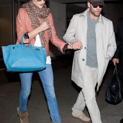 Rosie Huntington Whiteley con look casual y birkin azul