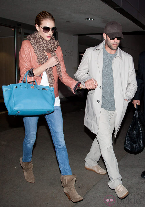 Rosie Huntington Whiteley con look casual y birkin azul