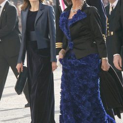 La Princesa Letizia y la Reina Sofía con vestidos en azul cobalto