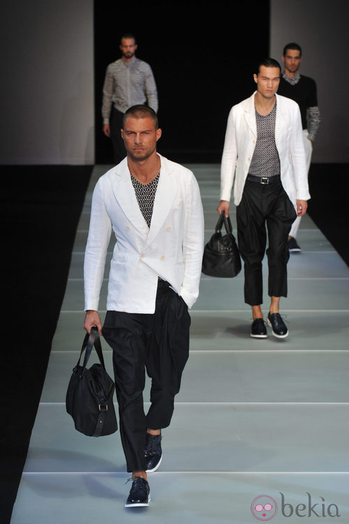 Modelo de bolso masculino de Giorgio Armani