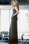 Kate Winslet con un vestido largo de la colección primavera 2012 de St. John