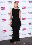 Look de Charlize Theron con vestido negro en los premios Critics Choice 2012