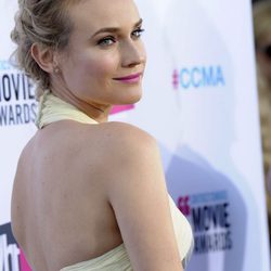Detalle de la espalda de Diane Kruger en los premios Critics Choice 2012