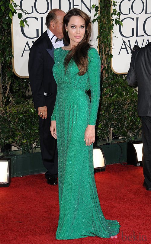 Angelina Jolie con un vestido Versace en los Globos de Oro 2011