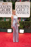 Nicole Richie con vestido plateado de Julien Macdonald en la alfombra roja de los Globos de Oro 2012
