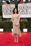 Katharine McPhee con vestido en nude de Donna Karan en la alfombra roja de los Globos de Oro 2012