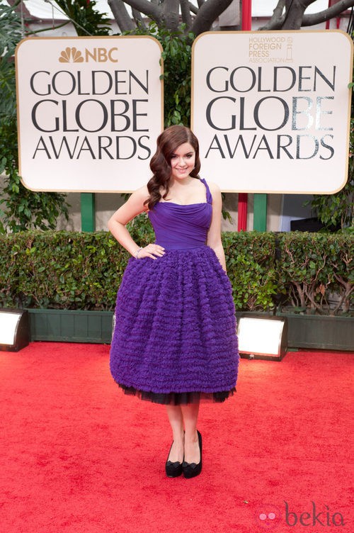 Ariel Winter con vestido en morado de Dolce y Gabbana en la alfombra roja de los Globos de Oro 2012