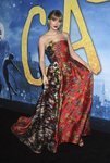 Taylor Swift con vestido de estampado oriental en la premiere de 'Cats' en Nueva York