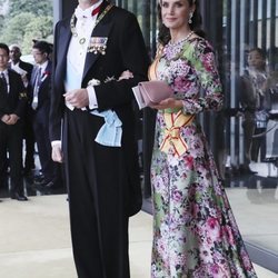 La Reina Letizia con un vestido de estampado floral de Matilde Cano en Japón