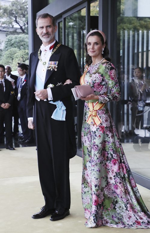 La Reina Letizia con un vestido de estampado floral de Matilde Cano en Japón