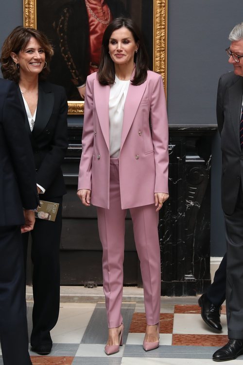 La Reina Letizia con traje sastre color rosa palo en una visita a la exposición 'La otra Corte'