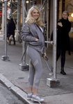 Kate Upton con chándal gris y deportivas plateadas en Nueva York
