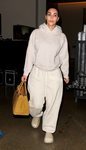 Kim Kardashian con un chándal de franela blanco y bolso de Hermès en Los Ángeles