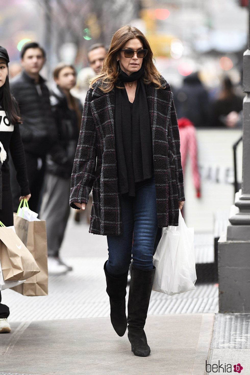 Cindy Crawford con cardigan de cuadros en Nueva York