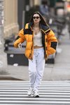 Emily Ratajkowski con crop top y abrigo fluorescente en Nueva York