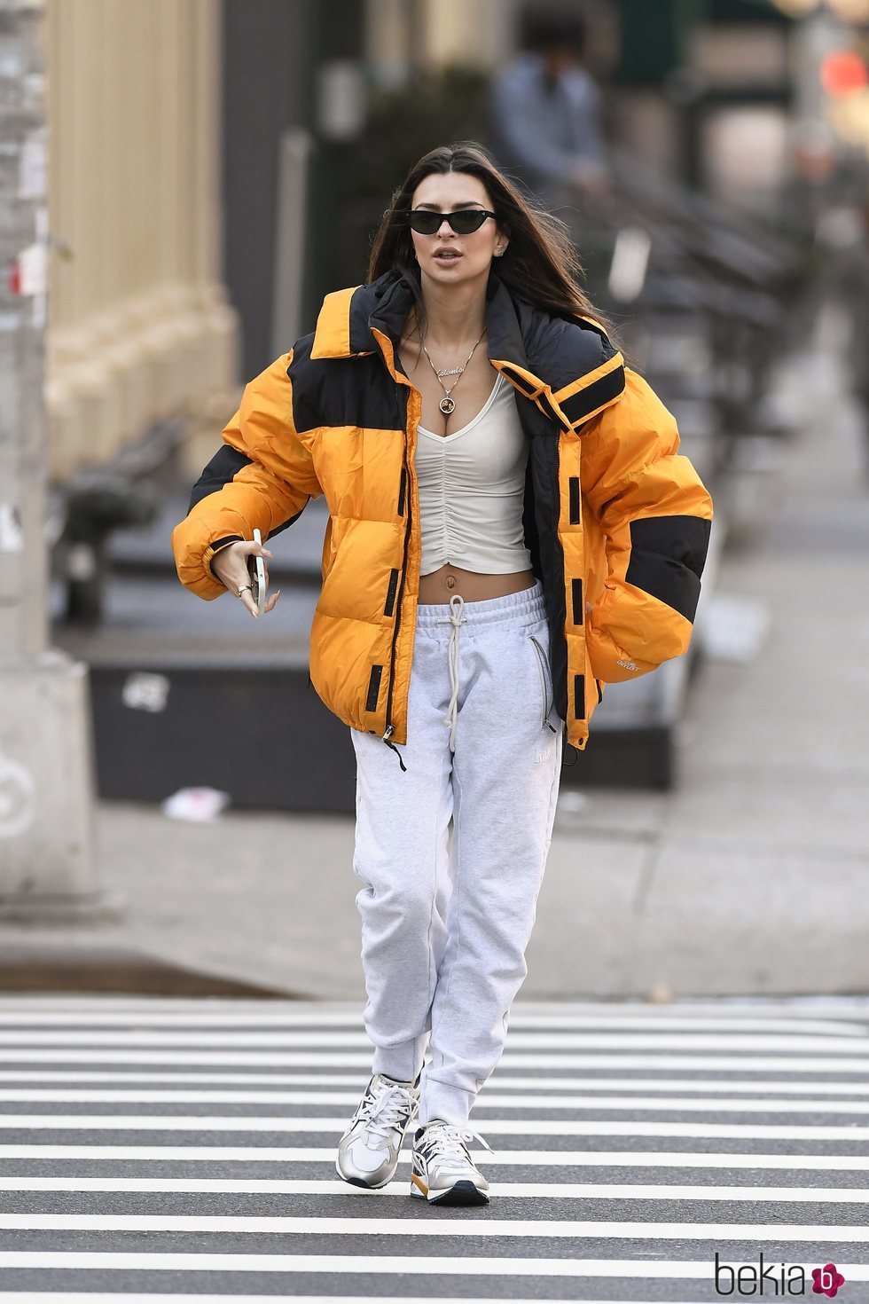 Emily Ratajkowski con crop top y abrigo fluorescente en Nueva York