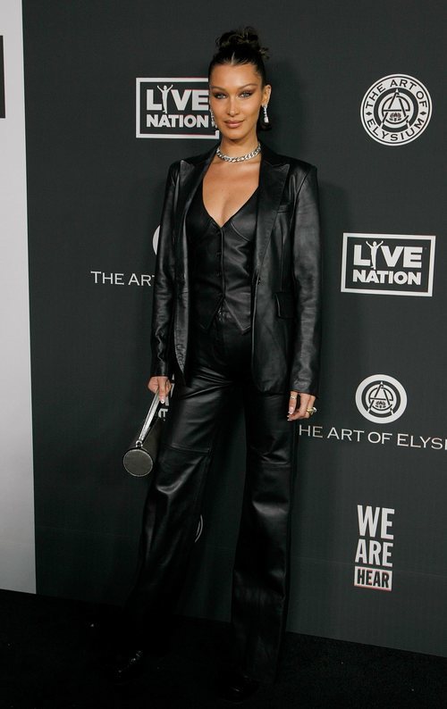 Bella Hadid con total look black en cuero en la Art Of Elysium's Heaven Gala 2020