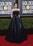 Ana de Armas con vestido de lentejuelas azul marino en la alfombra roja de los Globos de Oro 2020