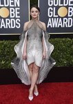 Joey King con vestido blanco y negro en la alfombra roja de los Globos de Oro 2020