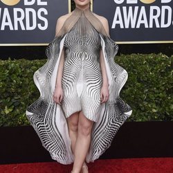 Joey King con vestido blanco y negro en la alfombra roja de los Globos de Oro 2020
