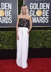 Margot Robbie con pantalón blanco y top metalizado en la alfombra roja de los Globos de Oro 2020