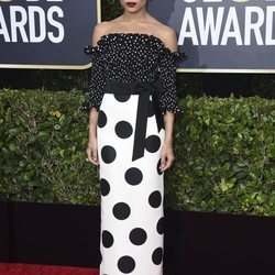 Zoë Kravitz con vestido de lunares en la alfombra roja de los Globos de Oro 2020