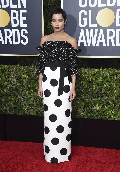 Zoë Kravitz con vestido de lunares en la alfombra roja de los Globos de Oro 2020