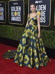 Taylor Swift con vestido de flores en la alfombra roja de los Globos de Oro 2020