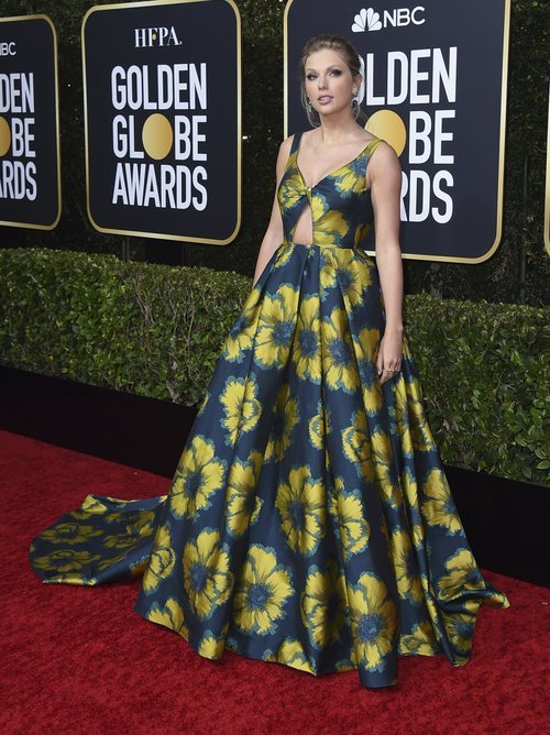 Taylor Swift con vestido de flores en la alfombra roja de los Globos de Oro 2020