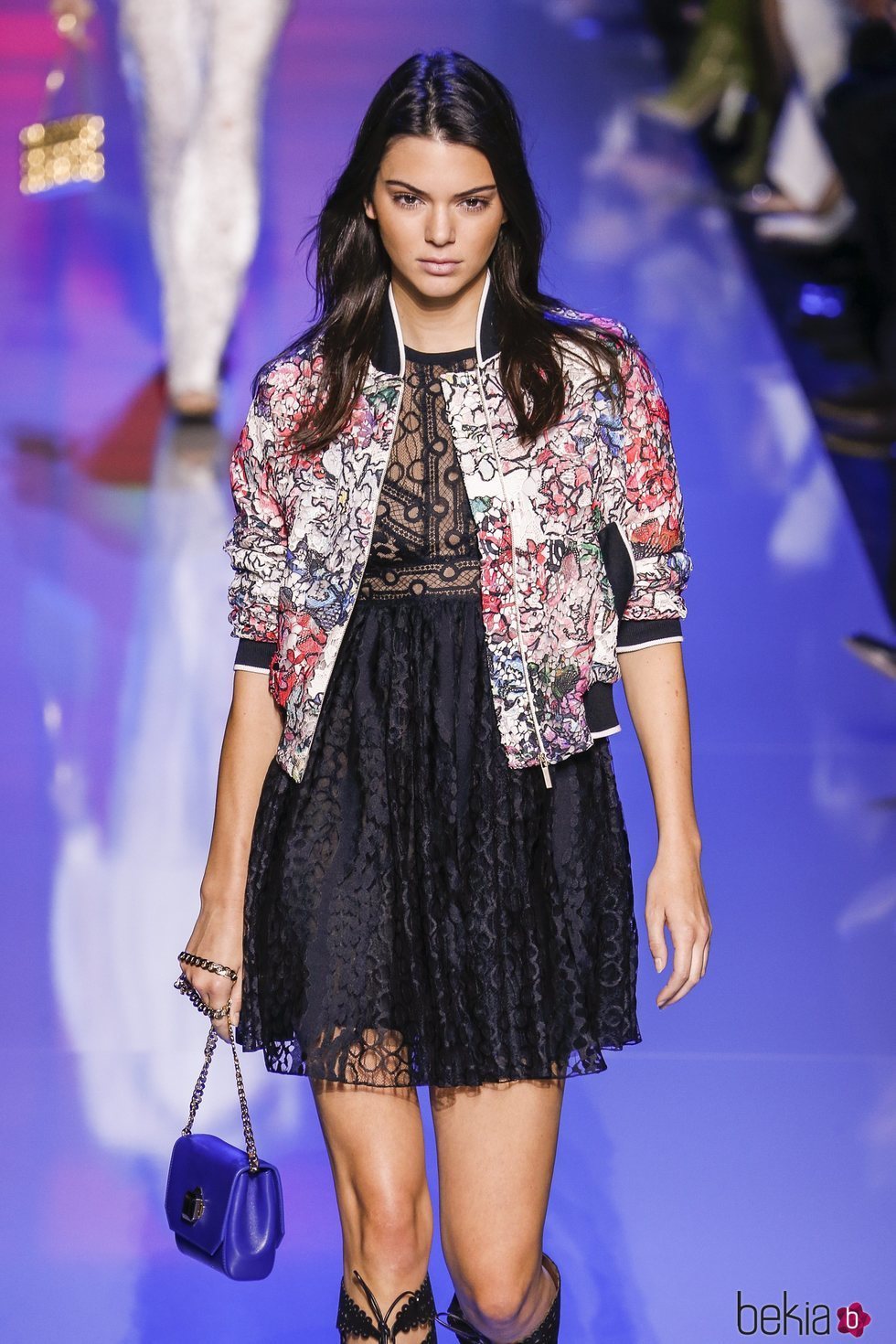 Kendall Jenner desfileando para Elie Saab con la colección primavera/verano 2016
