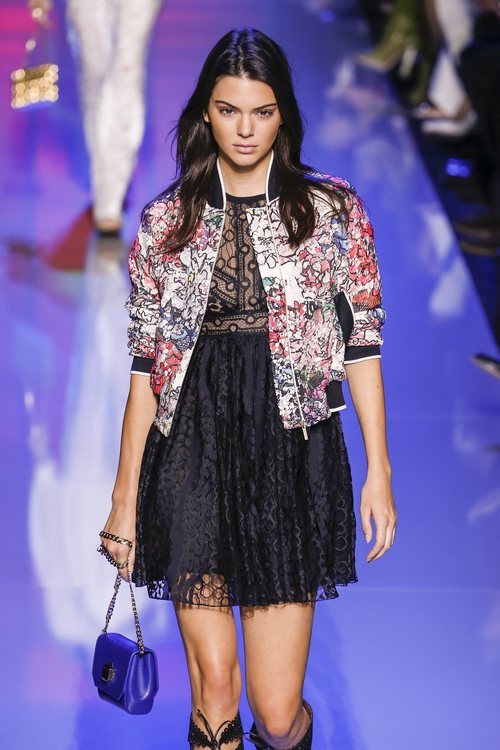 Kendall Jenner desfileando para Elie Saab con la colección primavera/verano 2016