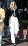 Sofia Richie con jersey negro corto en Los Ángeles