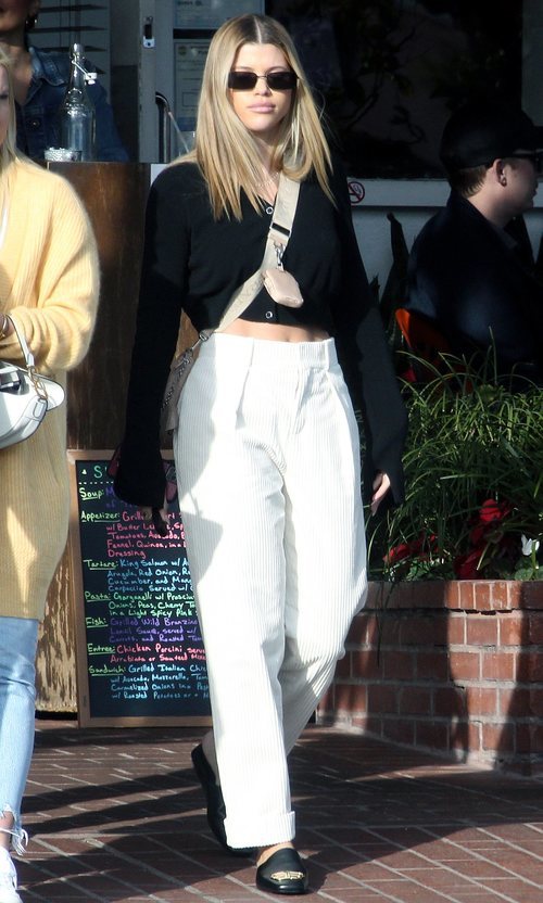 Sofia Richie con jersey negro corto en Los Ángeles