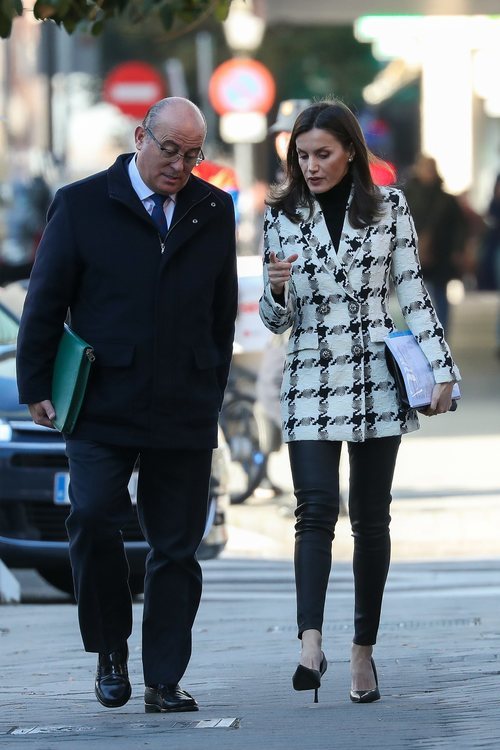 La Reina Letizia con abrigo de estampado de cuadros de Uterqüe en Madrid