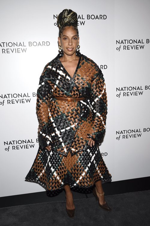 Melina Matsoukas con abrigo y falda midi en los Review Awards 2020