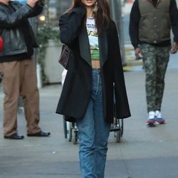 Emily Ratajkowski con una americana XXL por Nueva York