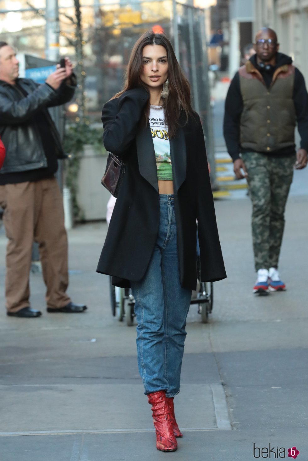 Emily Ratajkowski con una americana XXL por Nueva York