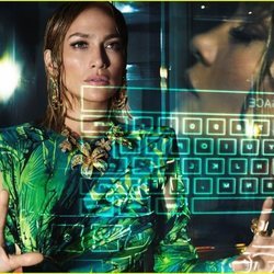 Jennifer Lopez luce un mono de estampado selvático de la colección primavera/verano 2020 de Versace