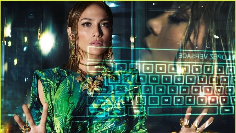 Jennifer Lopez luce un mono de estampado selvático de la colección primavera/verano 2020 de Versace