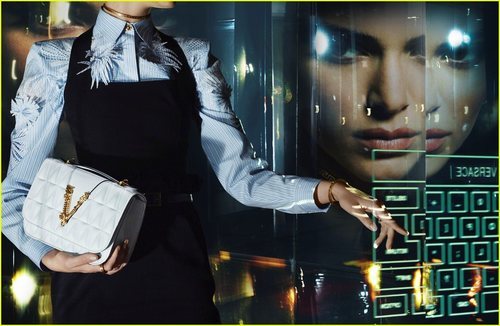 Kendall Jenner luce camisa diplomática con vestido negro y bolso de la colección primavera/verano 2020 de Versace