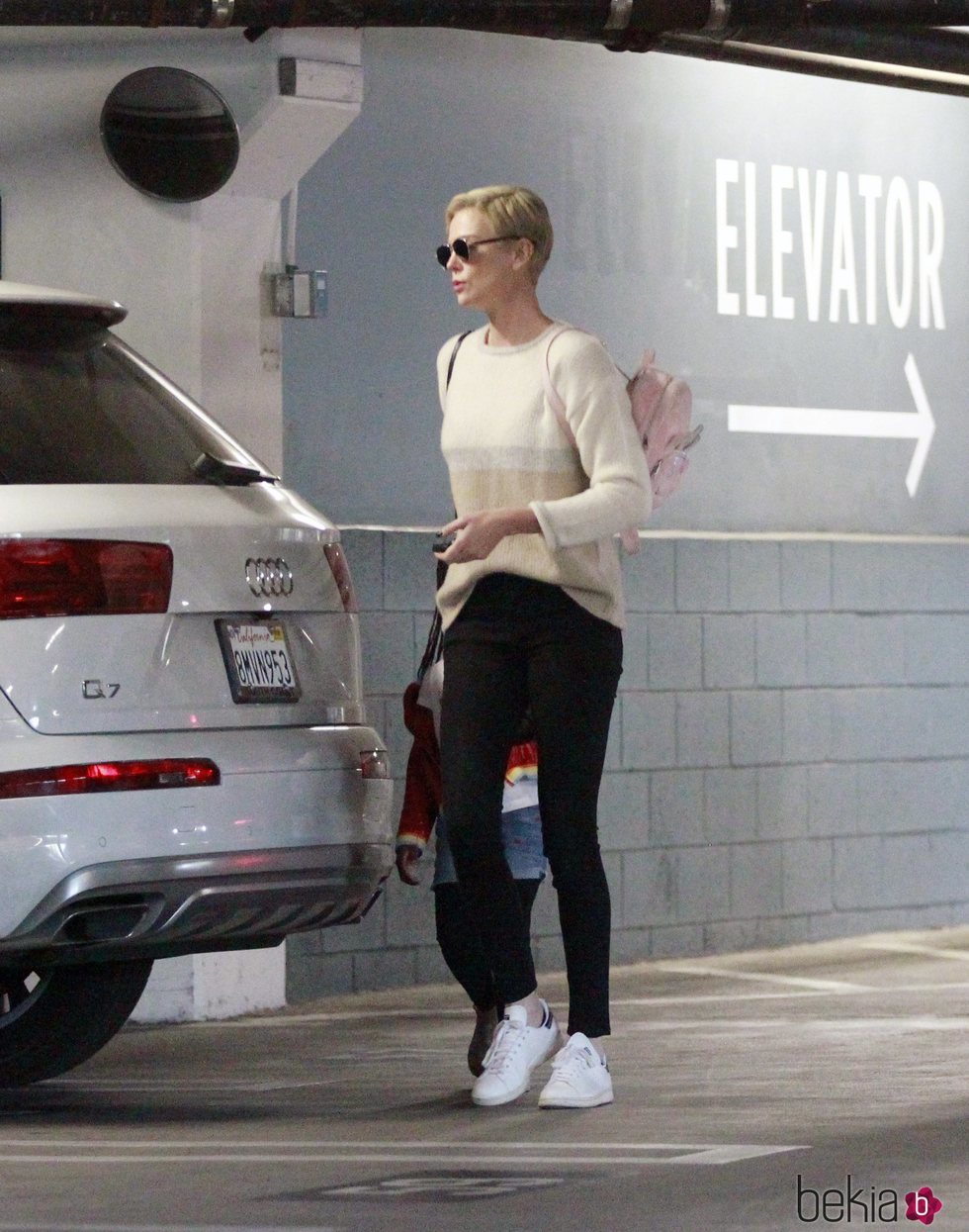 Charlize Theron con un desaliñado street look en Los Ángeles 2020