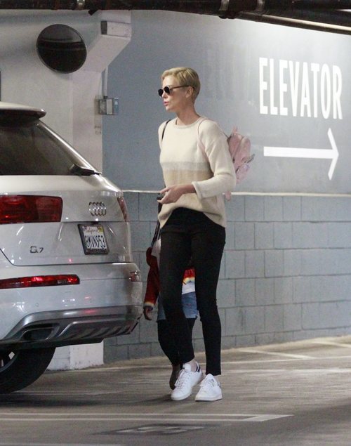 Charlize Theron con un desaliñado street look en Los Ángeles 2020