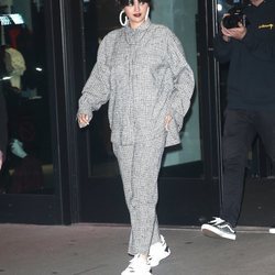Selena Gomez con un look oversize de un solo color durante un paseo por Nueva York