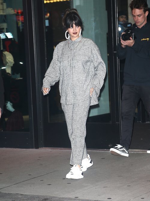 Selena Gomez con un look oversize de un solo color durante un paseo por Nueva York