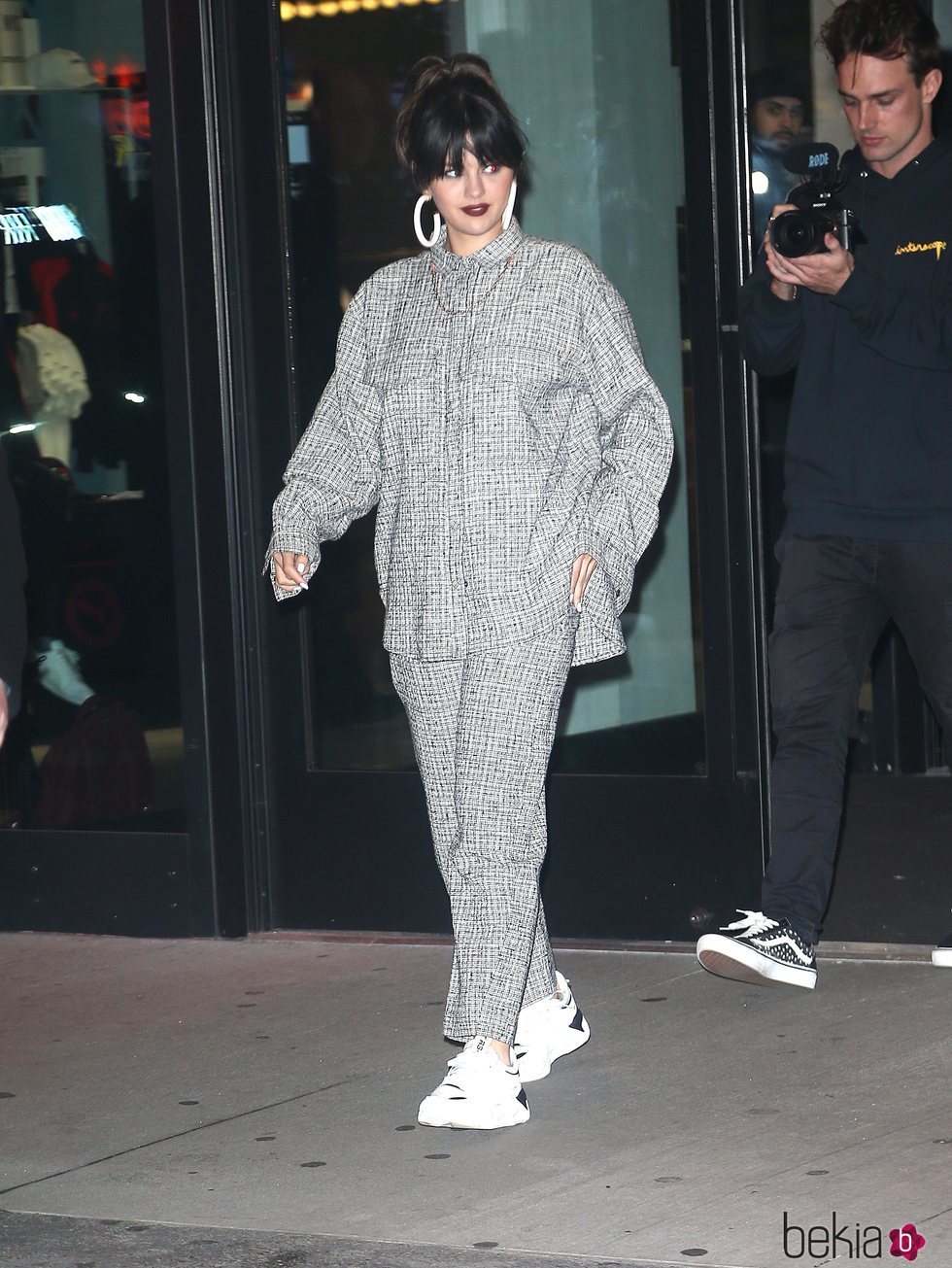 Selena Gomez con un look oversize de un solo color durante un paseo por Nueva York