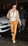 Bella Hadid con pantalones amarillos estampado de serpiente y chaqueta estilo 2000 en París