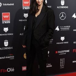 Alba Flores, muy holgada cn un traje chaqueta en los Premios Feroz 2020