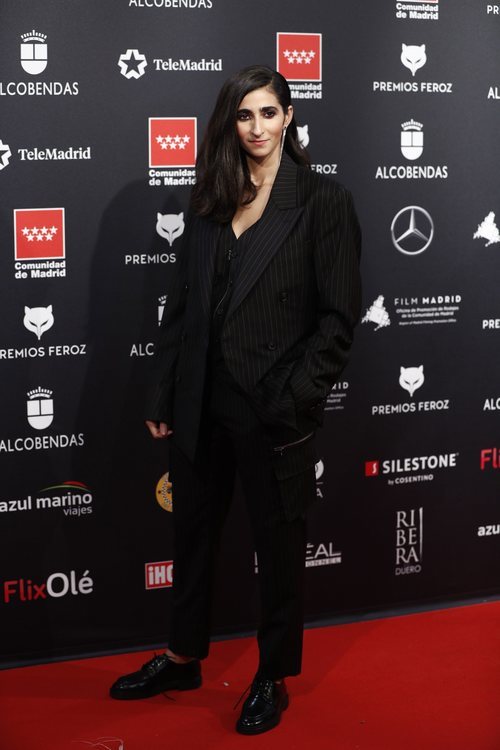 Alba Flores, muy holgada cn un traje chaqueta en los Premios Feroz 2020