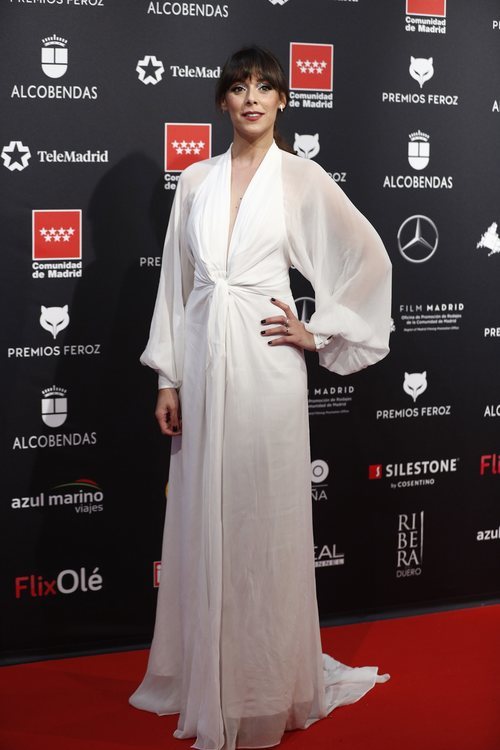 Blanca Cuesta, vestida de blanco en los Premios Feroz 2020