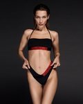 Bikini rojo y negro de la colección de baño 2020 de Calvin Klein
